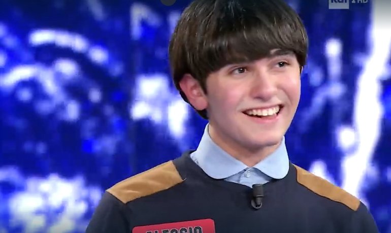 L'Eredità, Alessio serve il poker e ride: 'vola via come un'ape'