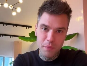 Fedez beccato con una nuova ragazza: FOTO di baci e massaggi osé