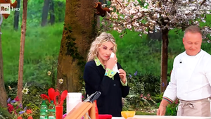 Antonella Clerici piange a È Sempre Mezzogiorno: «Dolore pazzesco» (VIDEO)