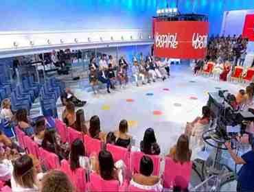 Uomini e Donne, ex cavaliere sbugiarda programma: concorrenti privilegiati