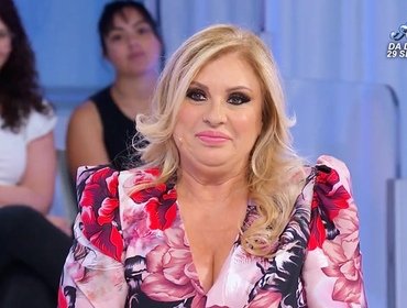 UeD, Tina Cipollari chiama corteggiatore «morto di fame»: battuta pessima