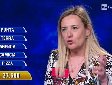 L'eredità, Andrea e la battuta sull'età di Insinna: la campionessa Paola sbaglia 'data'