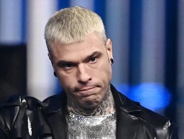 Fedez contro trasmissione Mediaset: «Indagano se sono gay, che schifo»