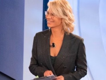 Abito Maria De Filippi C'è Posta, brilla con doppiopetto: marca e prezzo