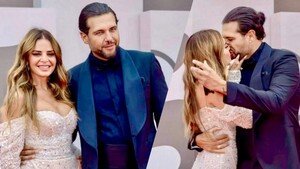 UeD, Alessandro dà scarpina rosa a Roberta sul red carpet: fan in delirio